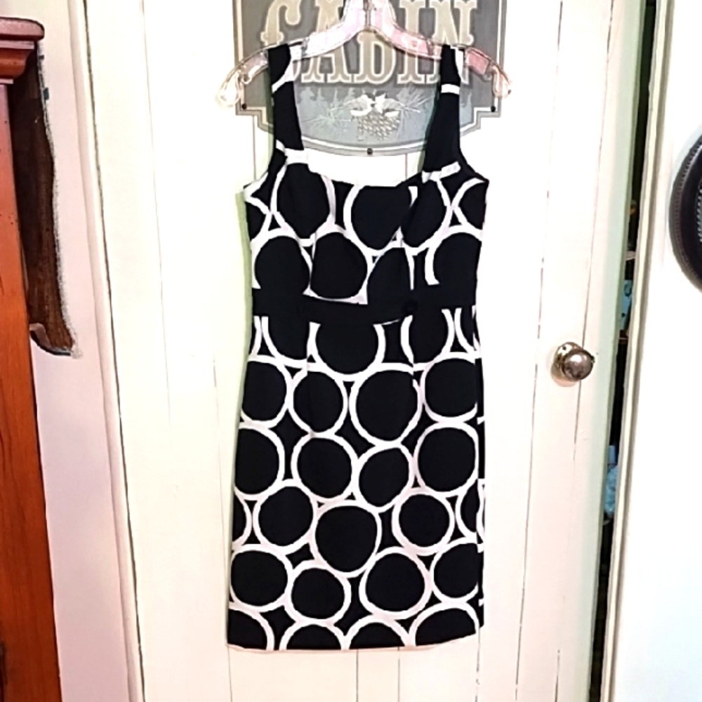 London Times EUC Size 6 Black and White Sheath Dress Sleeveless Square Neck.
